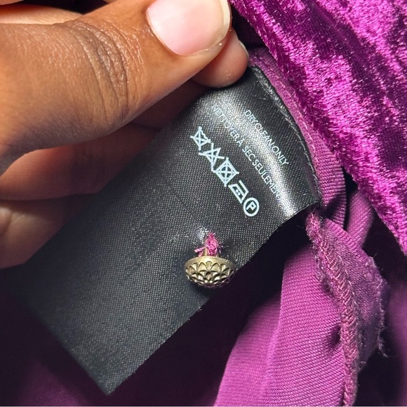 By Anthropologie Velvet Cutwork Plum V Neck Blouse Top Size M - Picture 8 of 16